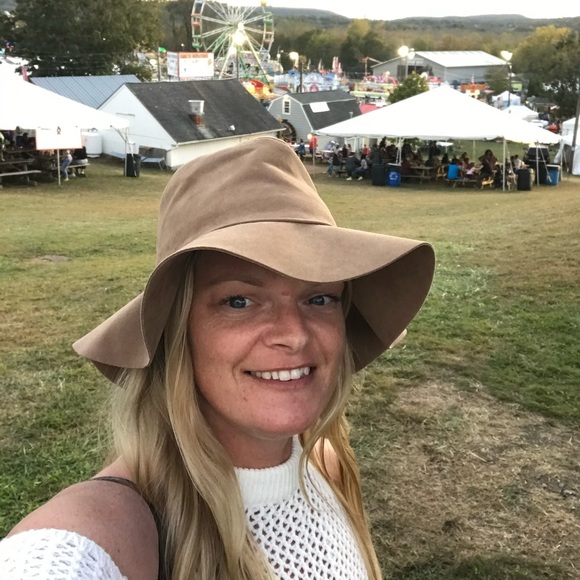 Meet your Posher, Amy - Picture 2 of 3